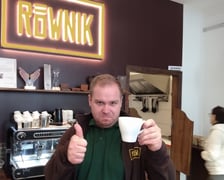 Pracujący w Cafe Równik Piotr zaprasza na pyszną kawę, ciastka i bardzo dobre jedzenie