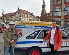 Na zdjęciu, we wrocławskim Rynku, Julian Obrocki i Marek Prokopowicz  razem z ich polonezem, którym wezmą udział w rajdzie Budapeszt-Bamako