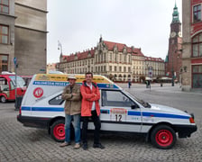 Na zdjęciu Julian Obrocki ( z lewej) i Marek Prokopowicz oparci o polonez na wrocławskim Rynku