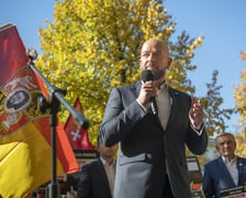 W Warszawie, przed Kancelarią Premiera samorządowcy z całej Polski zorganizowali wielki protest pod hasłem ?Tylko Ciemność?