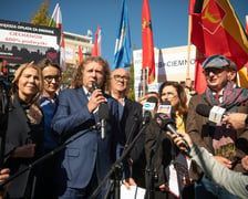 W Warszawie, przed Kancelarią Premiera samorządowcy z całej Polski zorganizowali wielki protest pod hasłem ?Tylko Ciemność?