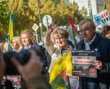 W Warszawie, przed Kancelarią Premiera samorządowcy z całej Polski zorganizowali wielki protest pod hasłem ?Tylko Ciemność?