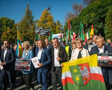 W Warszawie, przed Kancelarią Premiera samorządowcy z całej Polski zorganizowali wielki protest pod hasłem ?Tylko Ciemność?