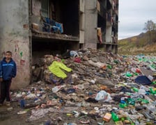 Śmieci pod blikami w getcie Lunik IX w Koszycach na Słowacji