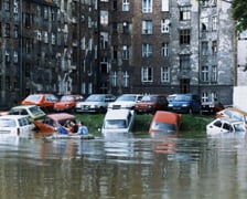 Powódź we Wrocławiu w 1997 r. Podwórko u zbiegu Mierniczej i Łukasińskiego