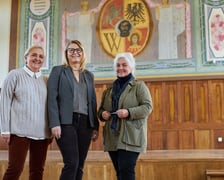 Aula w ILO przy ul. Poniatowskiego z odnowionym godłem Wrocławia