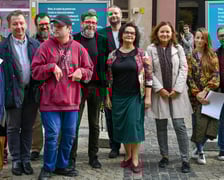 Na zdjęciu grupa ludzi stojących na ulicy Świdnickiej we Wrocławiu. Inauguracja kampanii społecznej "ZNIKAM - GUBIĘ SIĘ ? TRACĘ ? UCIEKAM "