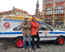 Na zdjęciu załoga - Marek Prokopowicz i Julian Obrocki i ich polonez, którym jadą w rajdzie Budapeszt - Bamako