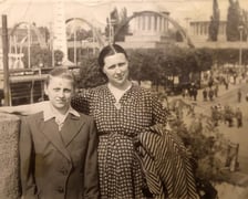 Historia cukierni Łomżanka, Michalina z córką Alicją, w tle Wystawa Ziem Odzyskanych we Wrocławiu, 1948 r.