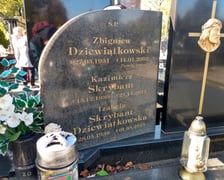Izabella Skrybant- Dziewiątkowska i jej mąż - Zbigniew Dziewiątkowski (gwiazdy zespołu Tercet Egzotyczny) spoczywają na cmentarzu przy ul. Bardzkiej