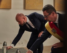 Akcja Wrocławski Znicz Pamięci ? prezydent Jacek Sutryk i przewodniczący Rady Miejskiej Sergiusz Kmiecik składają wieńce