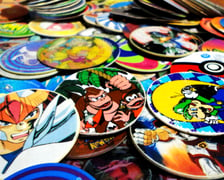 Tazosy, czyli kolorowe krążki, które znajdowały się w paczkach chipsów. Wykonane były z tektury, plastiku lub metalu i przedstawiały znane postacie np. z kreskówek, anime czy pokemonów.