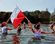 Morsy z Wrocławia (na zdjęciu) uczciły Święto Niepodległości uroczystą kąpielą w Morskim Oku. Było bardzo uroczyście