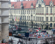 Na zdjęciu: budowa choinki na Rynku