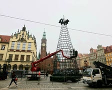 Na zdjęciu: budowa choinki na Rynku