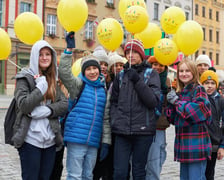 Uczestnicy akcji układania uśmiechu na wrocławskim Rynku