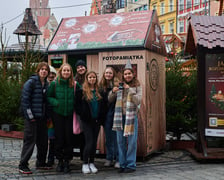 Na zdjęciu: Grupa uczniów przy fotobudce