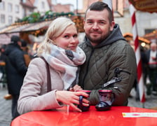 Na zdjęciu widać ludzi, którzy przyszli na Jarmark Bożonarodzeniowy w Rynku