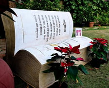 W Indiach, w posiadłości Amitabh Bachchan, gwiazdora bollywodzkiego kina, stanęła niecodzienna ławka w kształcie księgi, którą wykonano we Wrocławiu.