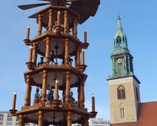 Jarmark bożonarodzeniowy na Alexanderplatz w Berlinie