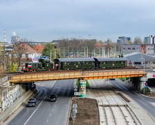 Na zdjęciu widać zabytkowy pociąg na wiadukcie we Wrocławiu