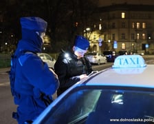 Na zdjęciu policyjna akcja kontroli kierowców taksówek we Wrocławiu