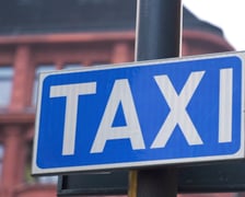 Znak dorogowy informujący o postoju taksówek