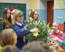 Ubieranie Drzewek Dobrych Życzeń w IV LO we Wrocławiu