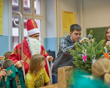 Ubieranie Drzewek Dobrych Życzeń w IV LO we Wrocławiu