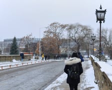 Zima zagościła we Wrocławiu. Właśnie spadł pierwszy śnieg...