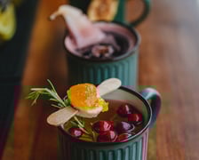 <h3>Concordia Taste</h3>
<p>Restauracja Concordia Taste na Wyspie Słodowej ma w swoim menu dwa grzane wina do wyboru:</p>
<p>&ndash;&nbsp;grzaniec biały&nbsp;&ndash; Chardonnay, Lillet Blanc, mandarynka, pokrzywa;</p>
<p>&ndash;&nbsp;grzaniec czerwony &ndash;&nbsp;Merlot, tr&oacute;jniak chilli, przyprawy korzenne, rozmaryn.</p>
<ul>
<li>Adres: Wyspa Słodowa 7</li>
<li>Dni otwarcia: niedziela-czwartek w godz. 12:00-21:00; piątek-sobota w godz. 12:00-23:00</li>
</ul>