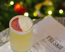 <h3>Caf&eacute; Freska</h3>
<p>Caf&eacute; Freska to jedna z najpiękniej zlokalizowanych kawiarni we Wrocławiu. Znajduje się pod kolumnadą historycznego Bastionu Sakwowego, kt&oacute;ry stanowił część systemu miejskich fortyfikacji. W ofercie kawiarni nie brakuje grzanego wina. Do wyboru:</p>
<p>&ndash; grzane wino czerwone &ndash; czerwone wytrawne wino, jeżyny, świeży sok z pomarańczy, cynamon, goździki;</p>
<p>&ndash; grzane wino białe &ndash; białe wytrawne wino, piernik, bakalie, wiśnia, mascarpone;</p>
<p>&ndash; grzany cydr &ndash; cydr, suszone jabłko, kardamon, cynamon.</p>
<ul>
<li>Adres: Bastion Sakwowy, ks. Piotra Skargi 18</li>
<li>Godziny otwarcia:&nbsp;poniedziałek-czwartek w godz. 08:00-20:00; piątek w godz. 08:00-22:00; sobota w godz. 09:00-22:00; niedziela w godz. 09:00-20:00</li>
</ul>