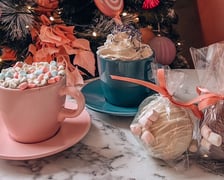 <h3>Blossome Caf&eacute;</h3>
<p>W tej uroczej, r&oacute;żowej kawiarni w sercu wrocławskiego Rynku zam&oacute;wicie coś naprawdę wyjątkowego. Czekoladowa bomba, bo o niej mowa, to kula z czekolady, w środku kt&oacute;rej&nbsp;znajdują się pianki i kakao. Wystarczy zalać ją ciepłym mlekiem - <a href="https://www.instagram.com/blossome_cafe/reel/ClRw2n0LQQT/" target="_blank" rel="noopener">zobaczcie tutaj.&nbsp;</a>To prawdziwy hit!</p>
<p>W zimowej ofercie kawiarni są także: gorąca czekolada z piankami oraz lawendowa gorąca czekolada z bitą śmietaną.</p>
<ul>
<li>Adres: Rynek 2/1a</li>
<li>Godziny otwarcia: codziennie w godz. 09:30-20:00</li>
</ul>