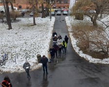 Kolejka do punktu sprzedaży w Muzeum Architektury we Wrocławiu