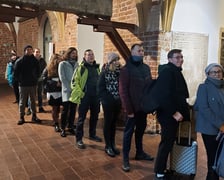 Kolejka do punktu sprzedaży w Muzeum Architektury we Wrocławiu