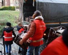 W przededniu Wigilii Bożego Narodzenia na Ostrowie Tumskim rozdano 1200 paczek dla osób w kryzysie bezdomności i bardzo ubogich.