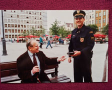 Na zdjęciach zbiory straży miejskiej. Tu archiwalna fotografia Czesława Miłosza, poety, noblisty (po lewej) ze strażnikiem miejskim