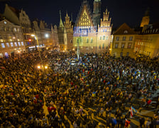 24 luty 2022, Rosja zaatakowała Ukrainę. Manifestacja wsparcia dla Ukrainy na wrocławskim Rynku.