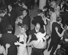 <p>Sylwester, uczestnicy zabawy w Pałacu Kultury i Nauki 1966/1967 Archiwum Grażyny Rutkowskiej</p>