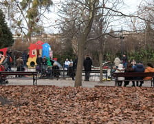 Tłum dzieci i rodziców na placu zabaw w Parku Staromiejskim