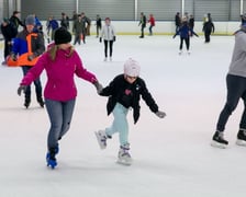 W piątek, 6 stycznia, można wybrać się również na łyżwy! Tego dnia na Lodowisku Spiska (ul. Spiska 1) można pojeździć w godz. 8.00-12.00, 13.00-16.00, 17.00-19.00 i 20.00-22.00. Przerwa na czyszczenie lodu: 12.00-13.00, 16.00-17.00, 19.00-20.00. Lodowisko Orbita (ul.  Wejherowska 34) czynne od: 8.00-16.00 i 17.00-22.00. Przerwa na czyszczenie lodu: 16.00-17.00. Ceny biletów w weekendy i święta: bilet normalny ? 28 zł/h, a ulgowy ? 23 zł/h.