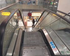 Schody prowadzące do sklepu Biedronka przy ul. Szewskiej 6/7