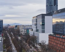 Wrocław widziany z biurowca Centrum Południe oraz widoki z ziemi na budynku przy Powstańców Śląskich