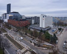 Wrocław widziany z biurowca Centrum Południe oraz widoki z ziemi na budynku przy Powstańców Śląskich