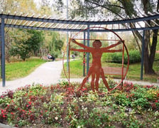 Rzeźba człowieka witruwiańskiego w parku na Gądowie