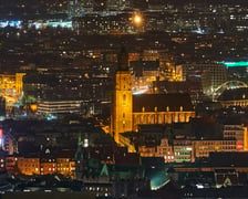 Na zdjęciu panorama Wrocławia nocą ze szczytu Sky Tower