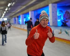 Na zdjęciu ślizgający się na lodowisku na Tarczyński Arena Wrocław