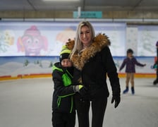 Na zdjęciu ślizgający się na lodowisku na Tarczyński Arena Wrocław