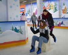 Na zdjęciu ślizgający się na lodowisku na Tarczyński Arena Wrocław
