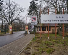 <p>Wejście na teren Wrocławskich Tor&oacute;w Wyścigowych - Partynice</p>